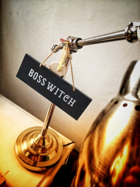 Hängeschild "Boss Witch"